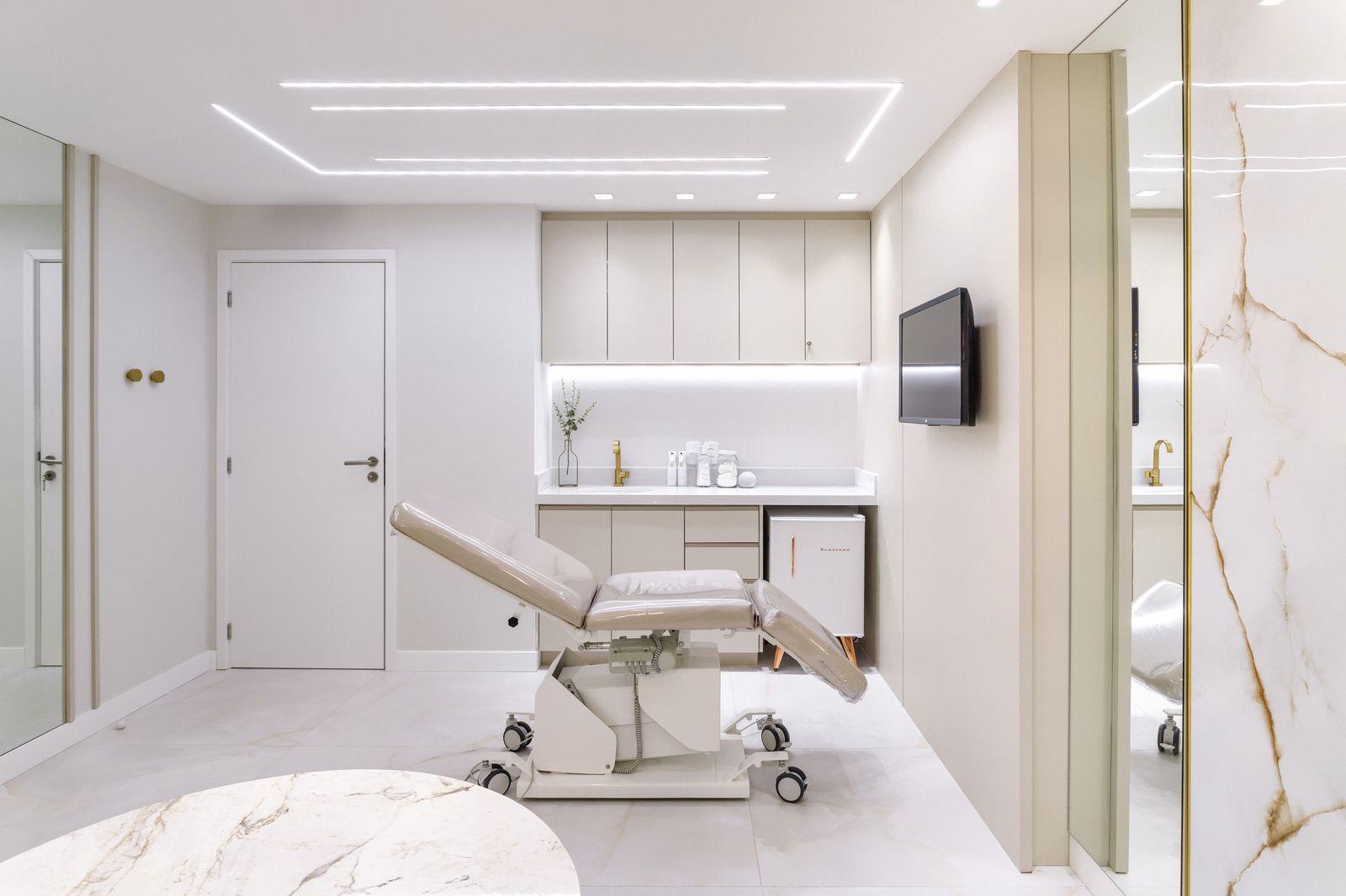 Sala equipada para tratamentos estéticos